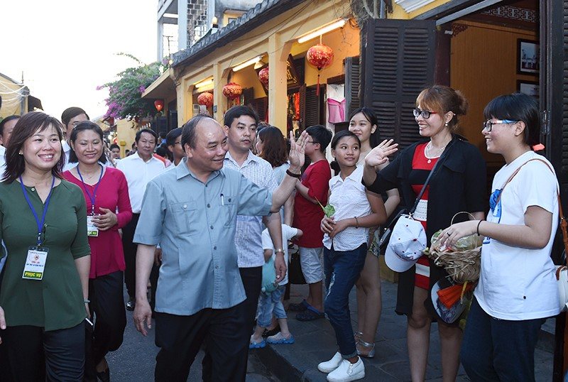 Thủ tướng Nguyễn Xuân Phúc thăm phố cổ Hội An - Ảnh: VGP/Quang Hiếu